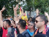 Yaklaşık 5 bin kişilik Kapalı Kale Taraftar Grubu Galatasaray maçı öncesi Kortej yürüyüşü yaptı