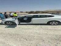 Otomobil bariyerlere çarptı: 3 yaralı