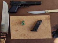 Kayseri’de sosyal medyadan tabanca ve pala paylaşan çocuk yakalandı