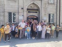 Gülük Mahalle muhtarı Zeynep Akyurt, yaz kurslarına katılan öğrencilere dondurma dağıttı
