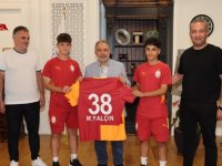 GALATASARAY’A TRANSFER OLAN TALASLI YILDIZLARDAN BAŞKAN YALÇIN’A ZİYARET