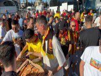 Kayserispor taraftarı, Göztepe taraftarına kıymalı pide ikram etti
