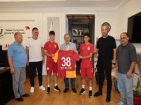ADI ÜZERİNDE SPORCU FABRİKASI: PROFESYONEL LİGLERE 13 FUTBOLCU