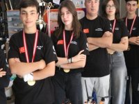 TEKNOFEST’te birinci öğrenciler, Kayseri'de çiçeklerle karşılandı