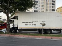 Kayseri'de refüjdeki ağaca çarpıp sıkışan kamyonun sürücüsü kurtarıldı