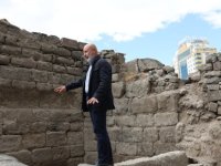 ÇOLAKBAYRAKDAR, HOCA HASAN MEDRESESİ’NDEKİ KAZI ÇALIŞMALARINI İNCELEDİ