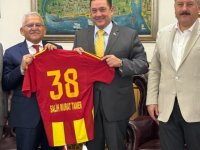 Başkan Büyükkılıç,Güney Kore’de Kayserispor forması hediye etti