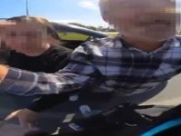 1 Kadın ile 2 çocuğun da bulunduğu otomobilin sürücüsünü defalarca yumrukladı