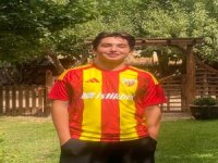 Kayserispor'lu 9’uncu sınıf öğrencisi Efe, yazdığı ‘öykü’ ile Türkiye şampiyonu oldu