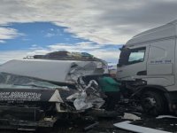 TIR ile minibüs çarpıştı: 9 yaralı
