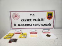 Yeşilhisar ilçesinde, uyuşturucu ticareti yaptıkları belirlenen 3 kişi gözaltına alındı