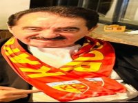 İbrahim Tatlıses'e Kayserispor taraftarı atkı hediye etti