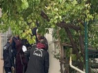 Danişmentgazi'de çatıyı kontrol ederken ayağı kayıp düştü