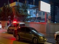 Kuzenini taciz ettiği öne sürülen kişiyi, polis merkezinde bıçaklayarak öldürdü