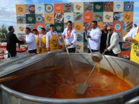 Kayseri Gastronomi Festivali’nin açılışına özel bir ton pastırmalı gömeç kuru fasulye yemeği dağıtıldı