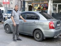 Gariban Manav çalışanına otomobilin kazığı attılar