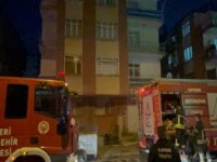 Kayseri'de 3 katlı binada yangın; 4 çocuk dumandan etkilendi