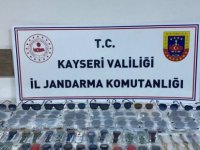 Jandarma, gümrüksüz 60 saat ve 34 güneş gözlüğü ele geçirdi