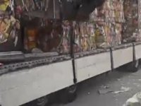 Preslenmiş atık kağıtların arasında kaçak sigara taşıyan 2 şüpheli yakalandı