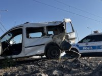 Kayseri'de lokomotif, hafif ticari araca çarptı: 2 yaralı