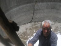 Derinliği 7 metreye ulaşan kuyular, kış aylarında tonlarca karla dolduruluyor