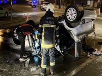 Hunat'ta ‘dur’ ihtarına uymayan sürücü otomobille takla attı: 2 yaralı