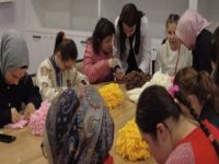 Özel gereksinimli çocuklar sevgi evlerindeki yaşıtları için atkı ördü