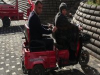Görme engelli eşini, her gün iş yerine götürüp getiriyor
