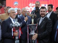 Şampiyon Sporculardan Başkan Büyükkılıç’a Kupa