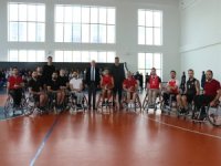 Fizik tedavi hastalarıyla doktorlar basketbol maçı yaptı