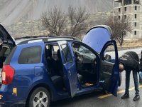 Polisten kaçan ehliyetsiz sürücü, otomobilinin lastiklerine ateş edilerek yakalandı