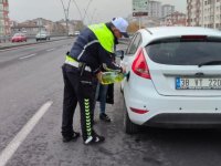 Kayseri’de trafik polisi, benzini biten sürücüye yardım etti
