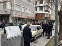 Psikolojik sorunları olduğu iddia edilen hırdavatçı Erhan D., sokakta gördüğü 3 kişiyi bıçakla yaraladı