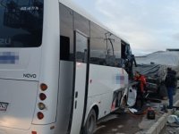 İncesu ilçesinde işçileri taşıyan midibüsün park halindeki TIR'a arkadan çarptı