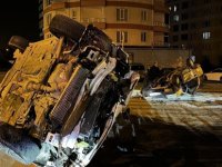 Esentepe'de iki otomobil çarpıştıktan sonra takla attı: 2 yaralı