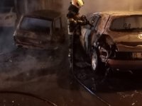 Oto tamircisinde çıkan yangında, 3 araç kullanılamaz hale geldi