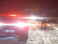 Hacılar ilçesinde otomobilde mahsur kalan 2 kişi kurtarıldı