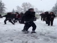 Kayseri Emniyet Müdürü, şehit çocukları ile kar topu oynadı