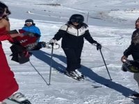 Ayşegül Soylar,Kırmızı elbisesiyle Erciyes’te kayak yapıp, gül dağıttı