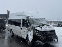 Kayseri'de işçi servis minibüsü, TIR'a çarptı: 11 yaralı