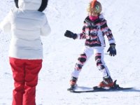 Dar gelirli ailelerin çocuklarına, Erciyes’te ücretsiz kayak eğitimi