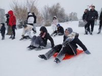 Yeni yılın ilk gününde Beleş Tepe’de poşetli kayak keyfi