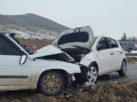 Öğretmenlerin içinde bulunduğu iki otomobil çarpıştı: 5 yaralı