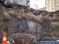 Kayseri’de kaya parçası binanın önüne düştü