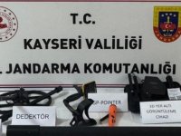 Tomarza’da kaçak kazı yapan 3 kişi yakalandı