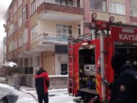 Kayseri’de 3 katlı binada yangın