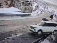 El freni çekilmeyen hafif ticari araç kaza yaptı; o anlar kamerada