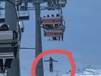 Erciyes’te telesiyejden düşen snowboardını almak için atladı; o anlar kamerada