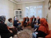 Vali Çiçek, vatandaşın çay davetiyle evine misafir oldu