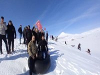 Develi’de traktör şamyeli ile kayak yarışı yaptılar